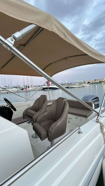 Cockpit du bateau PANAME avec sièges confort